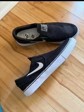 Nike Black Slip-On Skate Shoes with White Insole Label